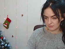 Brunette Amateur Babe In Sweater Chats On Webcam Show