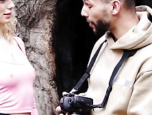 Isabella De Laa rides hung photographer after tongue fucking her slit