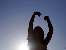 Honey Gold é fodida por Seth Gamble ao ar livre no deserto!