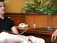 Angela wil een baan maar krijgt een trio