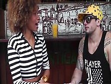 Negra deliciosa dando um trato no Pit Garcia