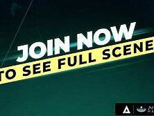 Hot массажистка Crystal Taylor дает свое лучшее нуру травмированному клиенту