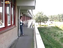 Mollige vrouw betrapt haar rukkende man en geeft hem ‘straf’