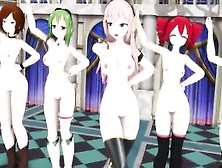 Голые малышки танцуют без трусиков