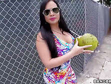 Пухлая брюнетка трахает член как настоящая шлюха