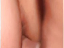 MILF poilue se fait sodomiser sur le lit conjugal