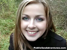 Gatinha chupando pica no mato