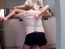 Przyrodnia siostra dostaje ładunek spermy prosto w swoją ciasną cipkę (PED SOCKS)