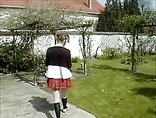 L'étudiante craque sur le jardinier qui la met en confiance pour l'enculer