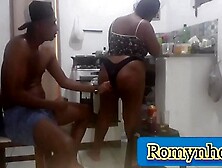 NA CASA DA MINHA PRIMA ELA FAZENDO O JANTAR EU QUERENDO COMER A SOBREMESA PRIMEIRO,  FUI PARAR NA CAMA DELA EM SEGUIDA /VIDEO COM