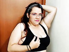 Legis Squeezing Hairy Cunt