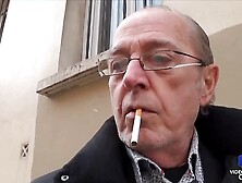 He pays for his pizza by offering his wife's ass to the delivery man