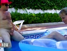 Garota com corpo bonito transa com um cara gordo na piscina