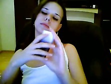 Amateur masturbates on her laptop