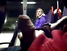 Tarado mostrando a pica pra loirinha no ônibus