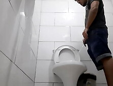 Novinho Flakael Estava na lanchonete bebendo uma Gelada,  e decidiu ir no banheiro da lanchonete da uma mijada longa e prazerosa