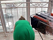 Предложил своей горячей мачехе секс на балконе,  а та и не против