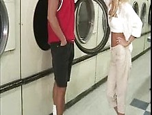 Tabitha Stevens lava a roupa e mais ainda