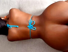 Pretinha maravilhosa dando a bucetinha de quatro caiu na net