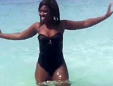 Geiles Schwarzes Babe im Wasser - Ebony Babe in water
