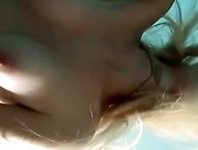 Blondine begint schuchter maar slikt toch zaad via gloryhole