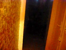 &Ouml;ppnar d&ouml;rren n&auml;r hon sitter p&aring; toa