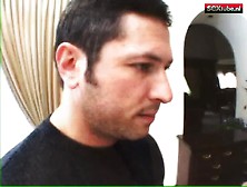 Sletje(18+) zoekt haar hondje en vindt een gangbang