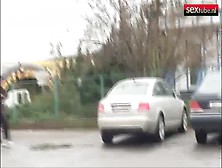 Vier kerels pikken een hoertje op voor een blowjob en spuiten haar helemaal onder met zaad