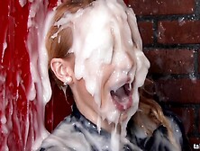 Bukkake massivo usando um brinquedo sexual que sai pelo gloryhole