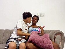 Tarde de peliculas con mi novia y su mejor amiga termina en rico 3some