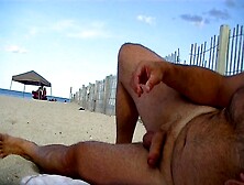 Voyeurs À La Plage Nudiste En Train De Se Masturber #2 - Mari Filme Une Bite Ébène Massive Et Une Petite Bite Blanche,  Voyeur À