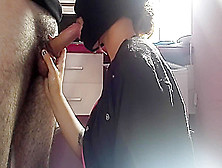 Se la chupo a un cliente en el trabajo y se corre en mi uniforme