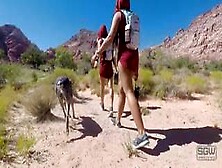 Loira e morena fazem sexo a três com guia turístico