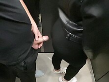 Она Не Заметила Как Я Достал Член В Лифте И Начал Ее Соблазнять Но Все Закончилось Спермой В Горло