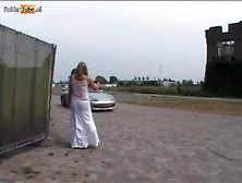 Mollige meid wordt genaaid op haar eerste rijles