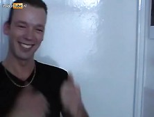 Met een duikbril op duikt de acteur op de schoonmoeder