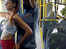 Estudante deixa homem esfregar pau em sua bunda no ônibus e fode em público!