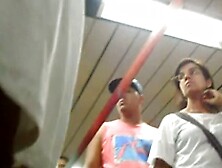 Gostosona do bairro de vestido na fila