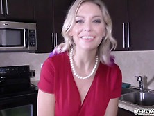 Shoplifter MILF gave a handsfree blowjob