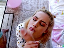 Chanel Camryn chegou cedo,  então ela fode Charles Dera