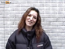 Liftster Morgana begint de bestuurder meteen te pijpen