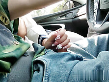约学妹出去玩，学妹穿着Jk制服白丝在车上就用手和脚玩我的鸡巴