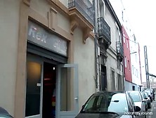 Carla,  restauratrice au Grau-du-Roi,  sert de vide couilles &agra