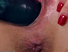 Sofie Reyez punctures her pussy until orgasm