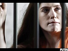 Tiffany Tatum é fodida com um strapon na prisão por uma futanari