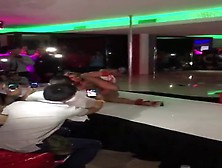 Porn Star Internacional fazendo Striper tease em casa de Swing.