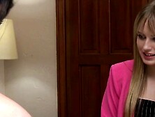 Curvy brunette hooking up with petite blonde babe for fun