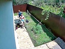 Der vollbusige Teenager erwischte BFs Schwanz im Freien!