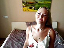 Красивая eighteen-я блондинке засунула игрушку в задницу и трахнулась с отчимом