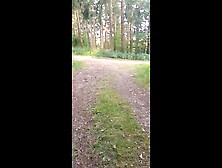 Alleine nackt im Wald